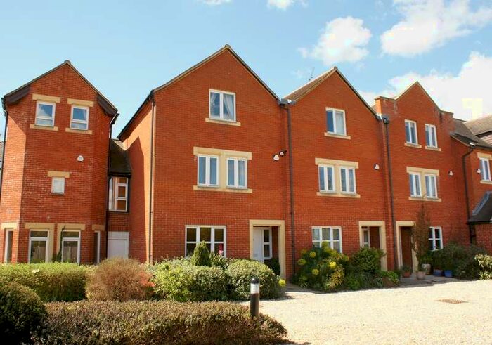 4 Bedroom Town House To Rent In Anstey Road, Alton, GU34