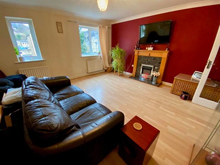 3 Bedroom Town House For Sale In Dale View, Longwood, Huddersfield, HD3
