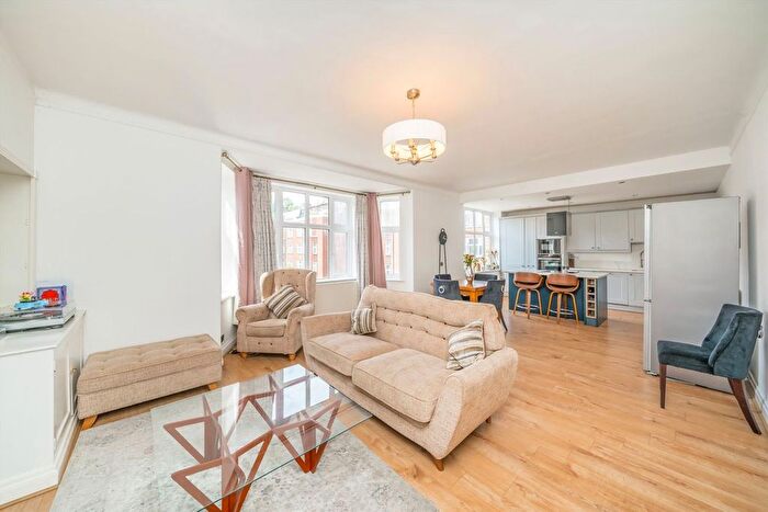 3 Bedroom Flat For Sale In Putney Hill, Putney, SW15