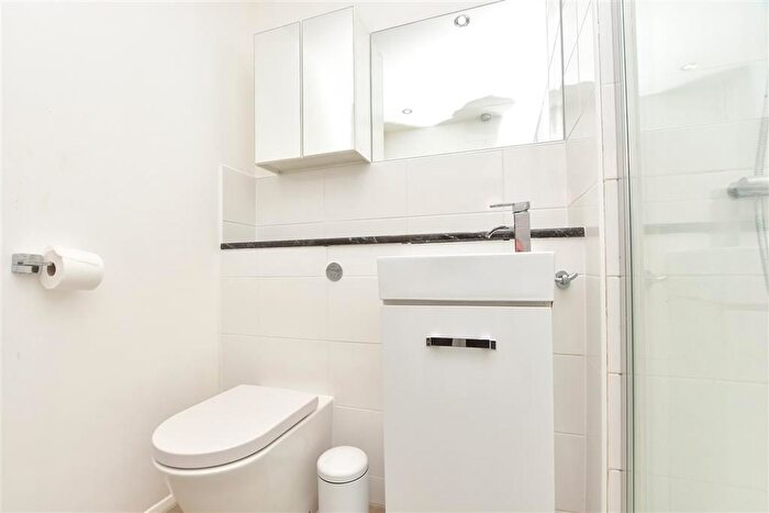 2 Bedroom Flat For Sale In Court Bushes Road, Whyteleafe, Surrey, CR3