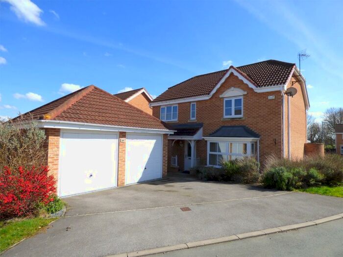 4 Bedroom Detached House To Rent In Pyenot Gardens, Cleckheaton, West Yorkshire, BD19