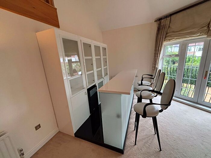 3 Bedroom Flat To Rent In Eastcote Road, Pinner, Middlesex, HA5
