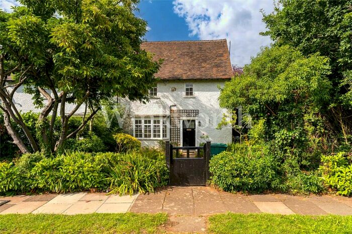 3 Bedroom Semi-Detached House To Rent In Oakwood Road, London, NW11