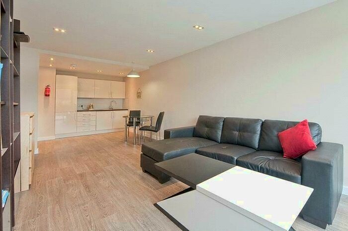 3 Bedroom Apartment To Rent In Mintern Street, Shoreditch, London, N1