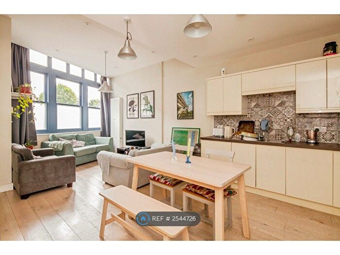 3 Bedroom Flat To Rent In Bedford Hill, Balham, SW12