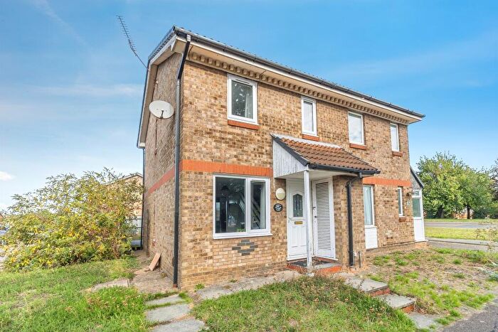 2 Bedroom Semi Detached House For Sale In Penda Close, Luton, LU3