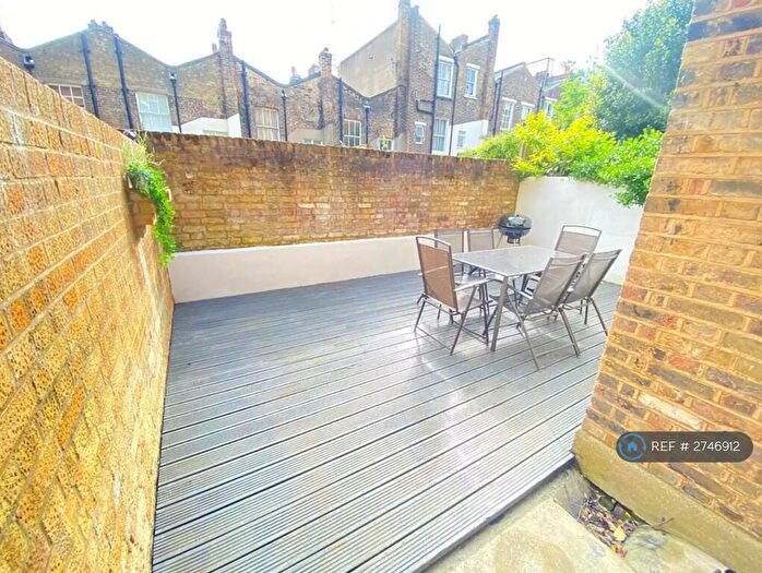 3 Bedroom Flat To Rent In College Place, London, NW1