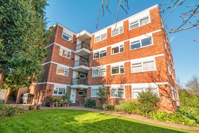 Studio For Sale In Lynwood Close, South Woodford, London, E18