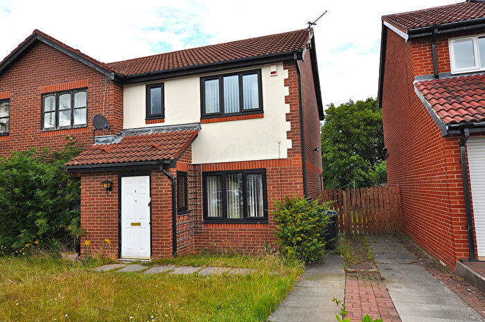 3 Bedroom Semi-Detached House For Sale In Curlew Close, Ryton, NE40