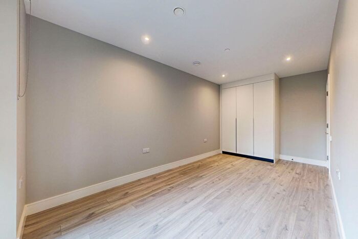 3 Bedroom Flat To Rent In Hewson Way, London, SE17