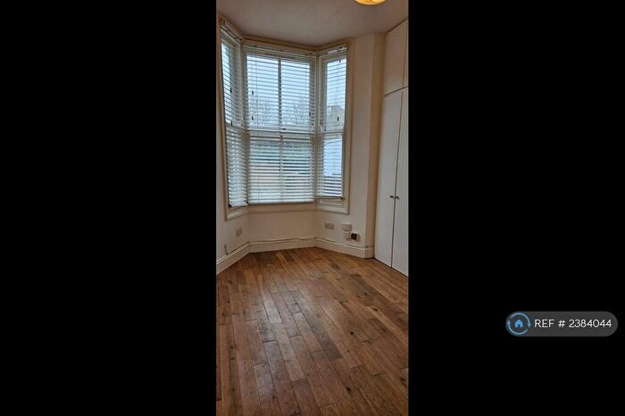 Studio To Rent In Parkland Road, London, N22