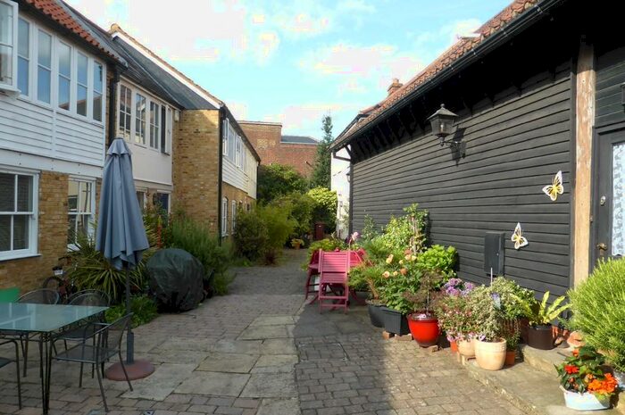 1 Bedroom Ground Flat To Rent In High Street, Ewell, KT17