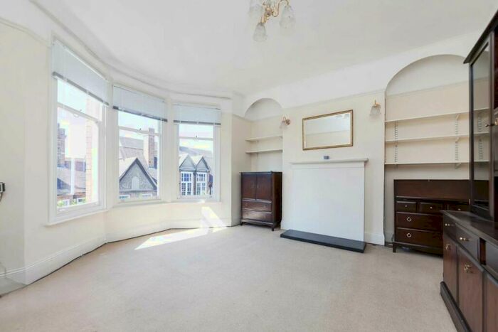 3 Bedroom Flat To Rent In Radbourne Road, Balham, SW12