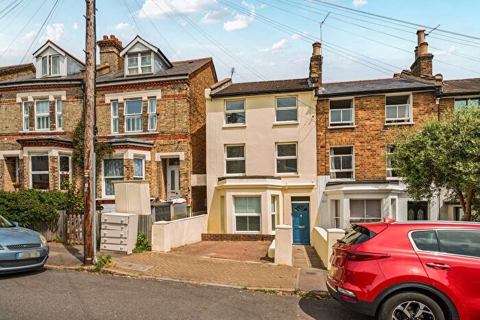 2 Bedroom Flat For Sale In Faversham Road, London, SE6
