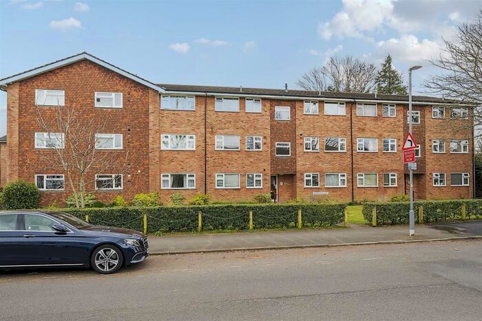 2 Bedroom Apartment To Rent In Lovelace Gardens, Surbiton, KT6