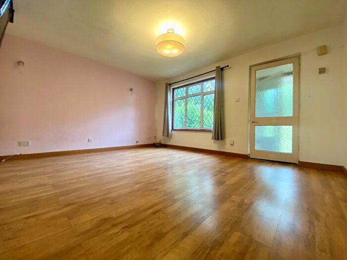 3 Bedroom Semi Detached House For Sale In Lapponum Walk, Hayes, UB4