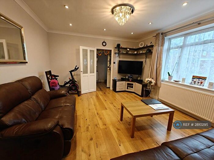 3 Bedroom End Of Terrace House To Rent In Ryvers Road, Slough, SL3