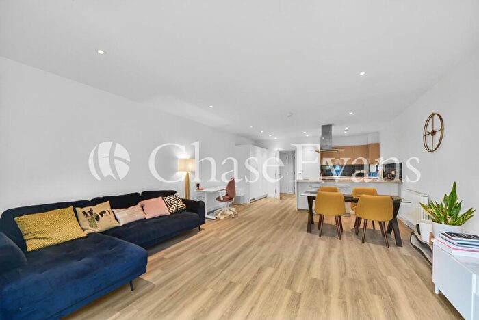 3 Bedroom Flat To Rent In Searles Court, Rolfe Terrace, Woolwich, London, SE18