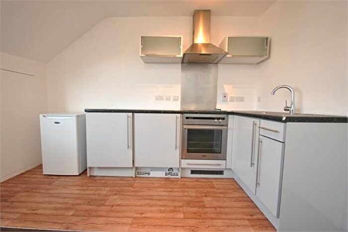 2 Bedroom Flat To Rent In Drayton Green Road, W13
