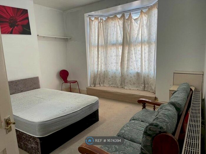 2 Bedroom Flat To Rent In Stratford Road, Sparkhill, Birmingham, B11