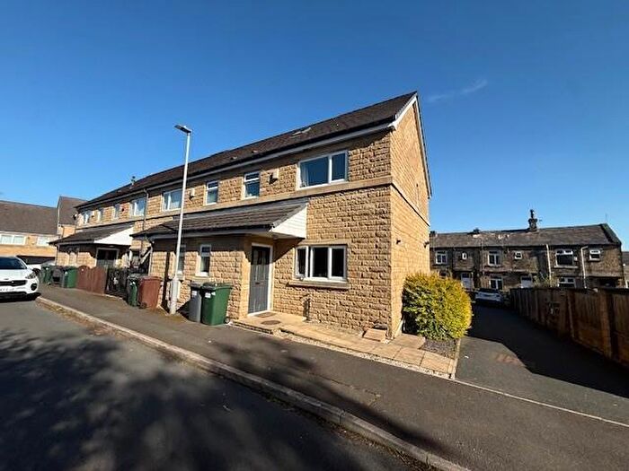 3 Bedroom Town House For Sale In Sovereign Court, Eccleshill, Bradford, BD2