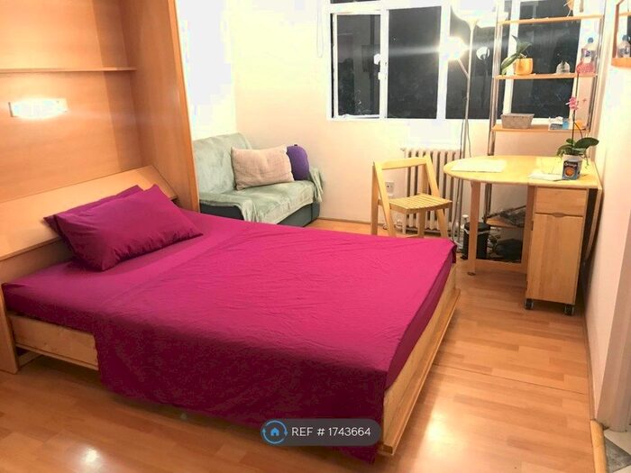 Studio To Rent In Shepherds Bush Green, London, W12