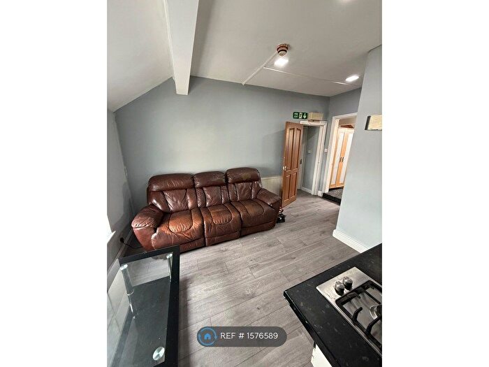 2 Bedroom Flat To Rent In Claremont, Bradford, BD7