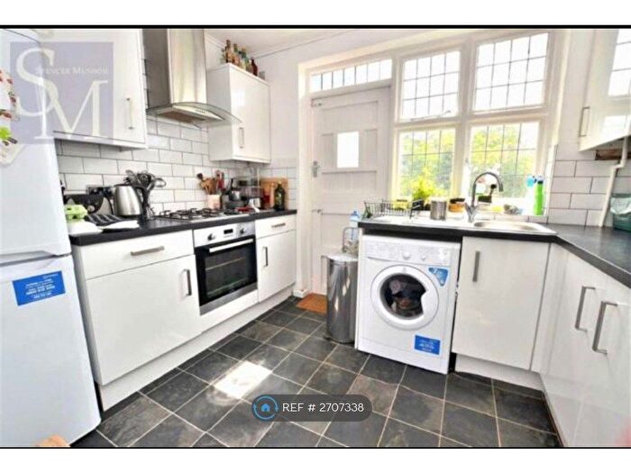 2 Bedroom Flat To Rent In Algers Close, Loughton, IG10