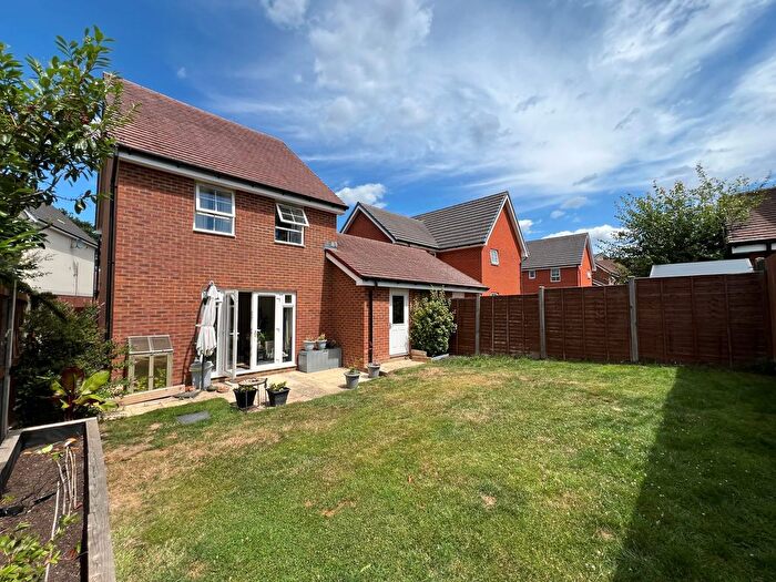3 Bedroom Link Detached House To Rent In Bedivere Road, Crawley, RH11