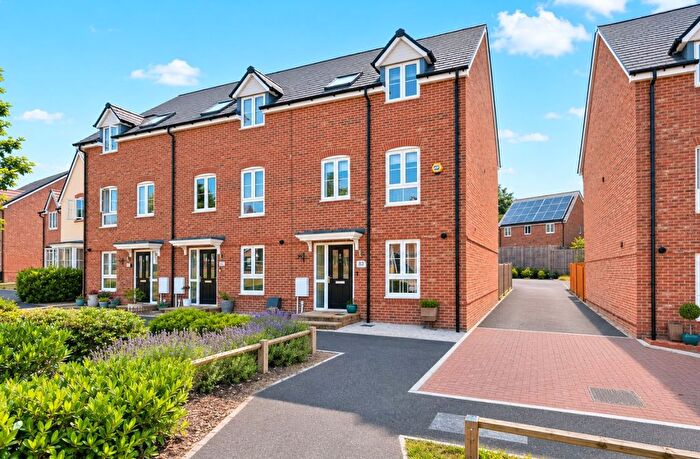 4 Bedroom End Of Terrace House For Sale In Saunders Way, Longacre, RG23