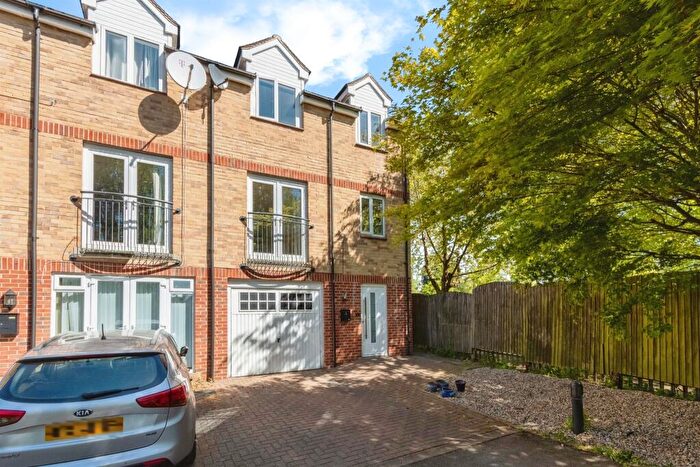 4 Bedroom Semi-Detached House For Sale In St James Mews, Crossgates, Leeds, LS15