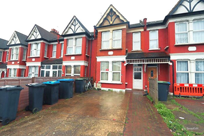 2 Bedroom Flat To Rent In Bowes Road, London, N11