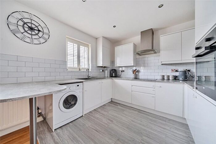 2 Bedroom Flat For Sale In The Sidings, Dunton Green, Sevenoaks, Kent, TN13