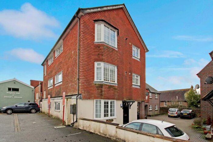 3 Bedroom Flat To Rent In Forum Mews, Blandford Forum, DT11