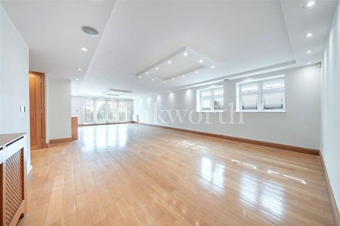 3 Bedroom Flat To Rent In Queens Road, London, NW4