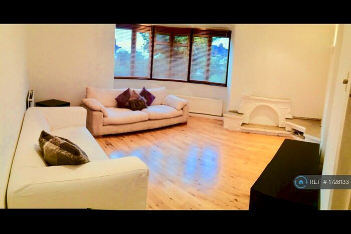 3 Bedroom Flat To Rent In Alexandra Ave, Harrow, HA2