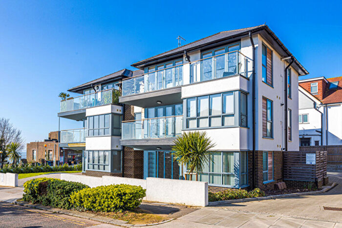 2 Bedroom Flat To Rent In The Ridgeway, Westcliff-on-sea, SS0