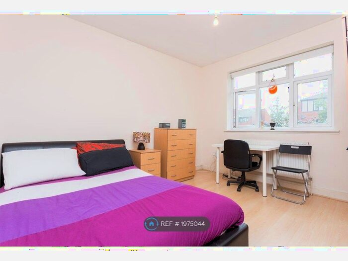 4 Bedroom Flat To Rent In Henley Court, London, NW4