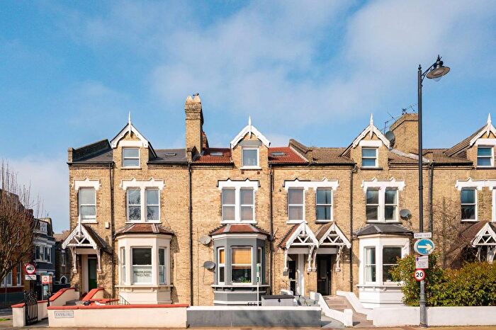 2 Bedroom Flat To Rent In East Hill, Wandsworth Town, London, SW18