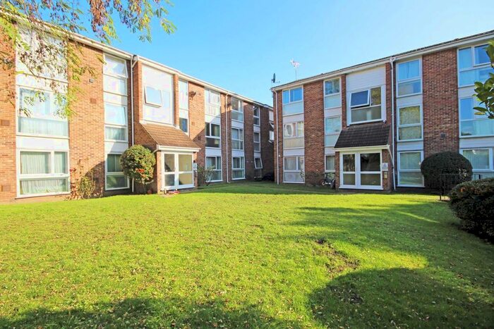 2 Bedroom Flat To Rent In Oakley Close, Isleworth, TW7