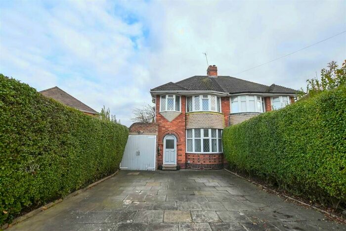 3 Bedroom Semi-Detached House For Sale In Wellsford Avenue, Solihull, B92