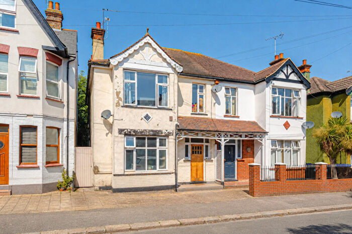 3 Bedroom Apartment For Sale In Westcliff Park Drive, Westcliff-on-sea, SS0
