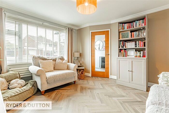 3 Bedroom Semi-detached House For Sale In Hereford Way, Middleton, Manchester, M24