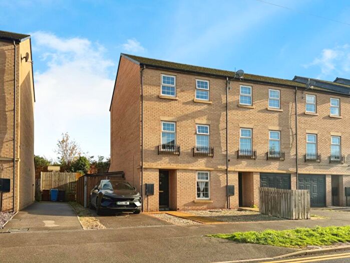 3 Bedroom Town House For Sale In Boothferry Park Halt, Hull, HU4