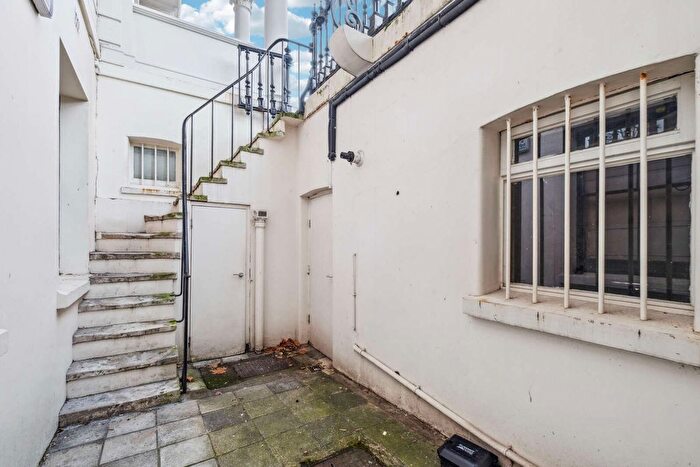 1 Bedroom Flat For Sale In Ennismore Gardens, Knightsbridge, SW7