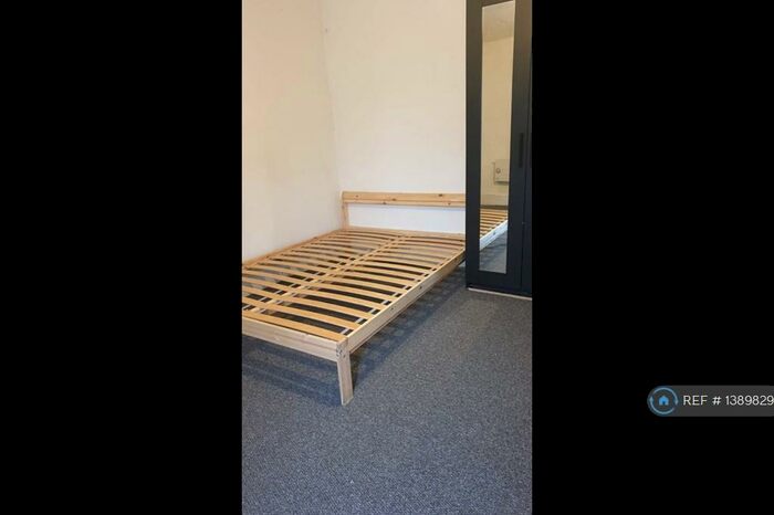 Studio To Rent In Holmdale Terrace, London, N15