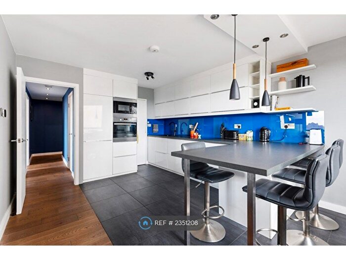2 Bedroom Flat To Rent In Bramlands Close, London, SW11