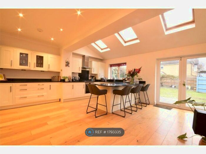 3 Bedroom End Of Terrace House To Rent In The Square, Carshalton, SM5