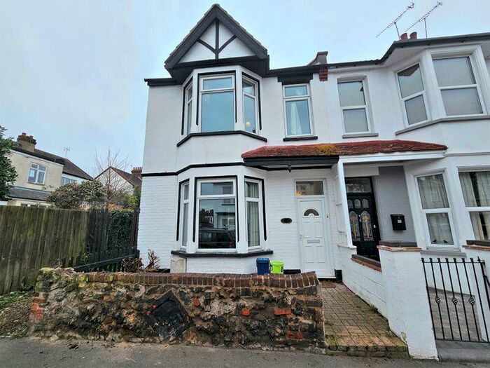 3 Bedroom End Of Terrace House To Rent In Southview Drive, Westcliff-On-Sea, SS0