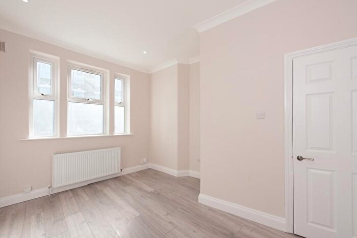 1 Bedroom Flat For Sale In High Road Leytonstone, London, E11
